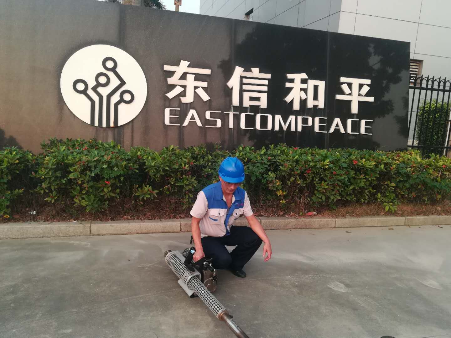 珠海杀虫公司的师傅们穿上专业防护设施来做消杀除害虫防治(图1)
